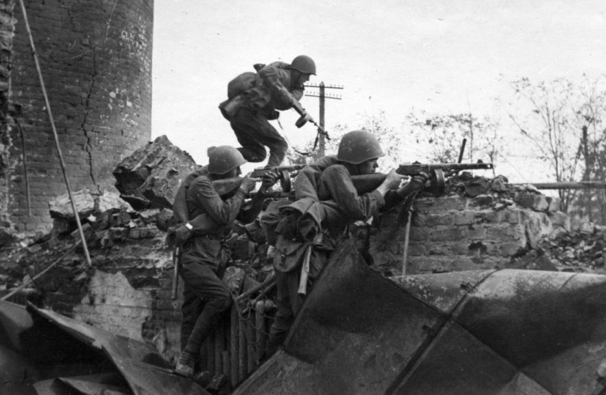 USSR Red Army Soldiers fighting in Stalingrad with PPSh41 (1942)