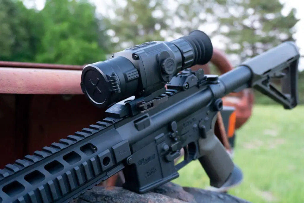Sig 516 AR-15 Rifle with thermal scope mounted on it