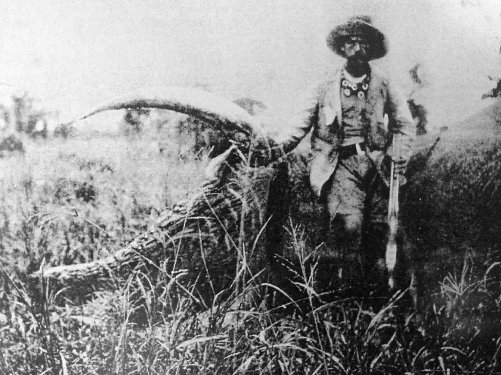 Pete Pearson with a downed elephant by his 577 Nitro Express double rifle