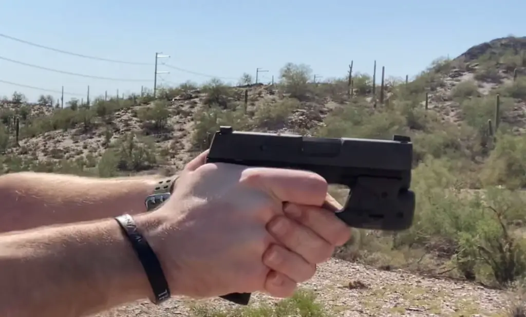 Side view of man holding the Sig P365
